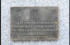 Tablica upamiętniająca 75-lecie Ośrodka Szkolenia Państwowej Inspekcji Pracy im. Profesora Jana Rosnera we Wrocławiu.