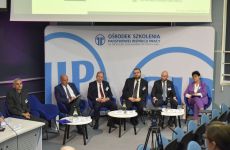 Prelegenci i uczestnicy debaty podczas konferencji.